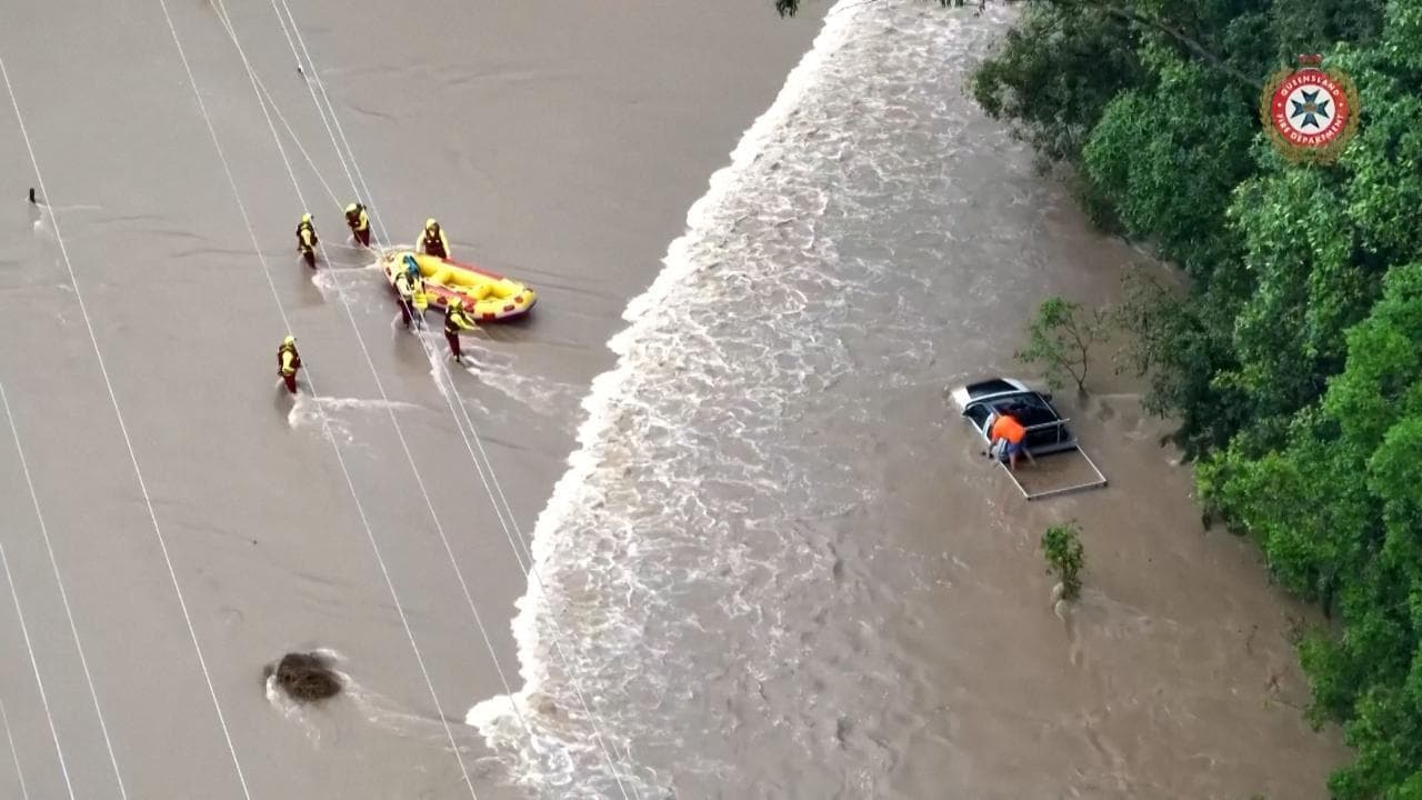 Australia, incidenti e auto bloccate dall'acqua dal passaggio del ciclone Alfred: i soccorsi