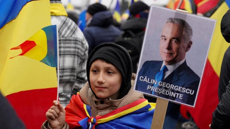 Romania, il filorusso Georgescu fa ricorso contro l’esclusione dalle presidenziali. Renzi lo difende