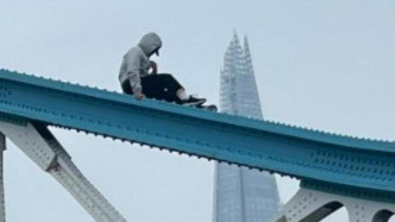 Londra: uomo si arrampica sul Tower Bridge, il ponte chiuso dalla polizia