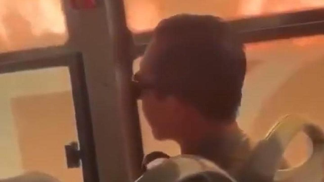 Messico, le fiamme di un incendio boschivo raggiungono un autobus: la fuga disperata dei passeggeri