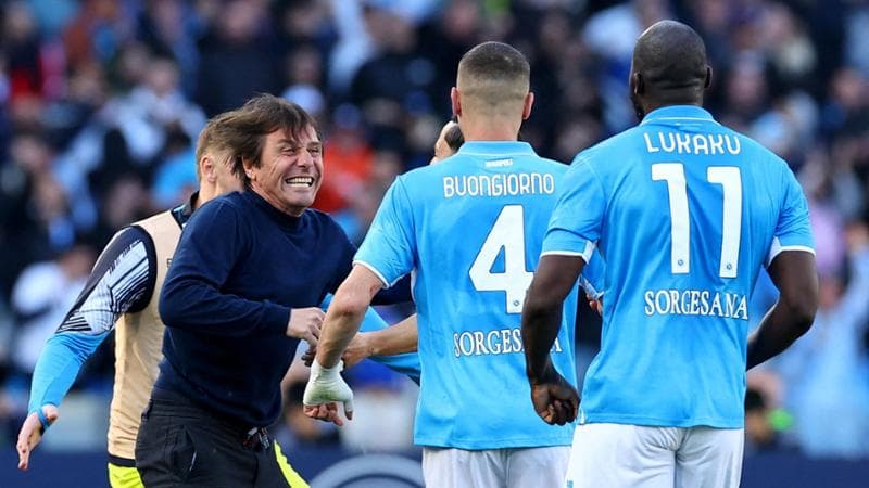 Conte esulta con Raspadori
