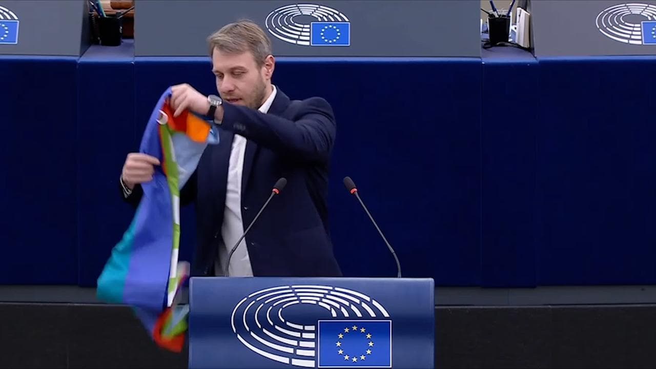 Ucraina: M5s consegna la bandiera Ue e della pace alla Commissione europea