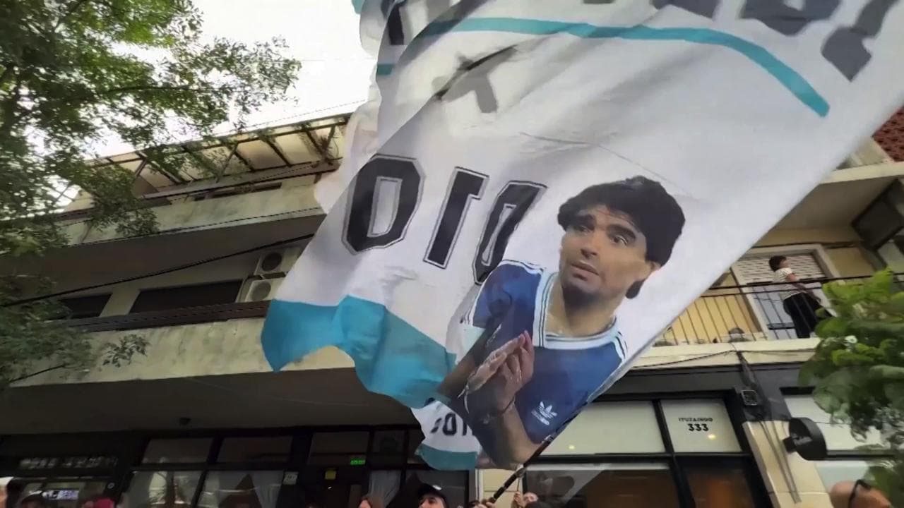Morte di Maradona, al via il processo: la folla grida "assassini" agli imputati