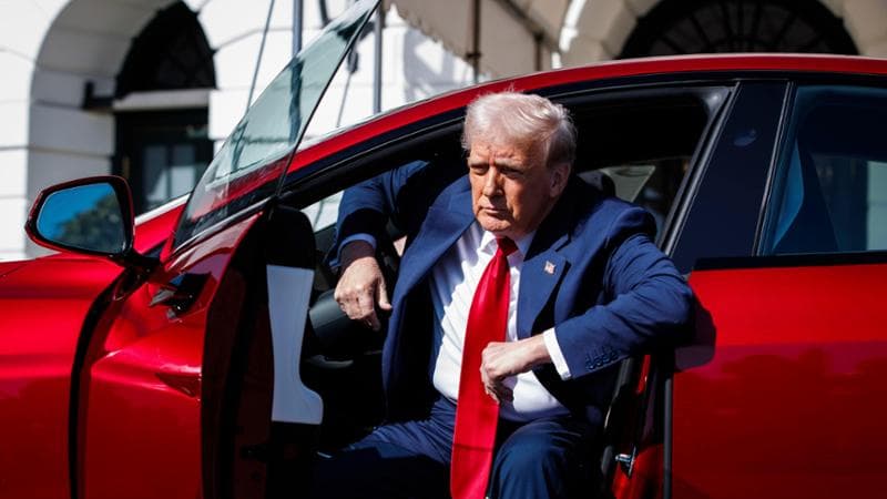 Lo show di Donald Trump con una Tesla alla Casa Bianca