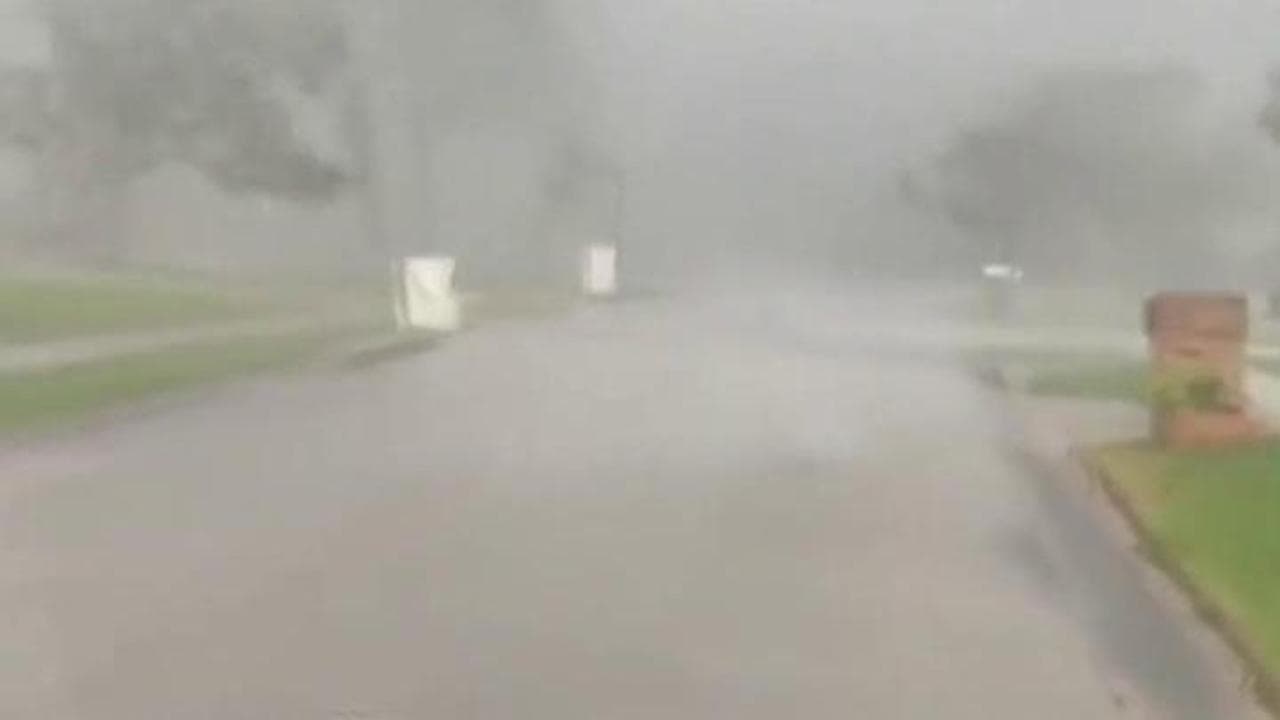 Florida, bloccata dal tornado: le immagini della potenza di vento e pioggia riprese dall'auto
