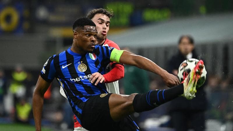 Dumfries in azione durante Inter-Feyenoord