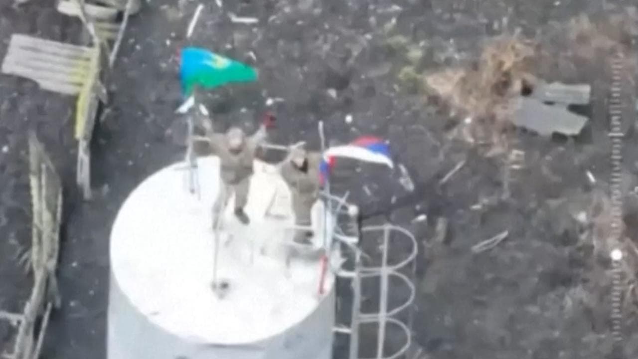 Bandiere russe a Sudzha, soldati ucraini in ritirata: Mosca rivendica nuovi avanzamenti