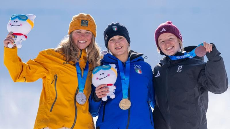 Flora Tabanelli (al centro) sul podio delle Olimpiadi giovanili 2024