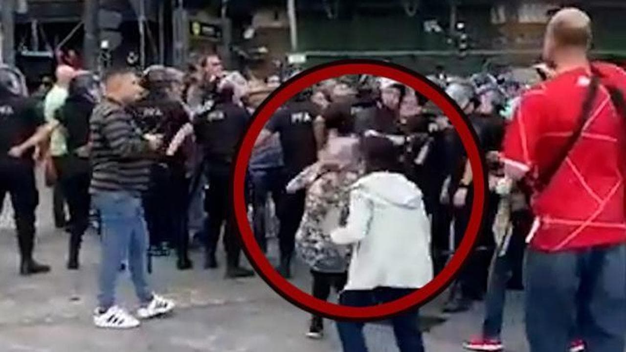 Buenos Aires, corteo contro Milei: il video di un agente che manganella una anziana è virale