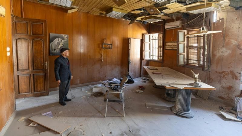 Yahya Sarraj, 62 anni, nell’edificio del Comune distrutto. Sarraj è stato eletto sindaco dalle famiglie più importanti di Gaza nel 2019. È un ingegnere. foto di Mahmoud Abu Hamda per il Venerdì