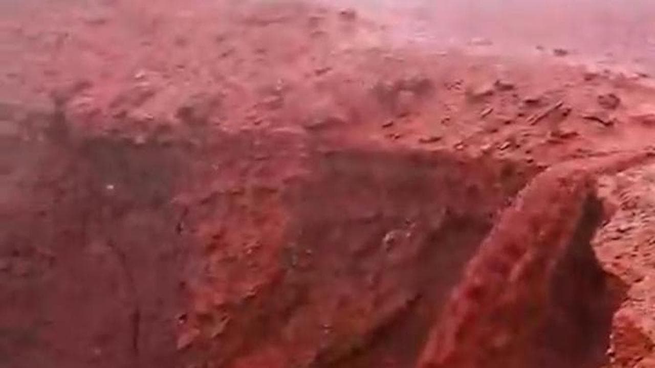 Spiagge rosso sangue in Iran: le impressionanti cascate filmate sull'isola di Hormuz