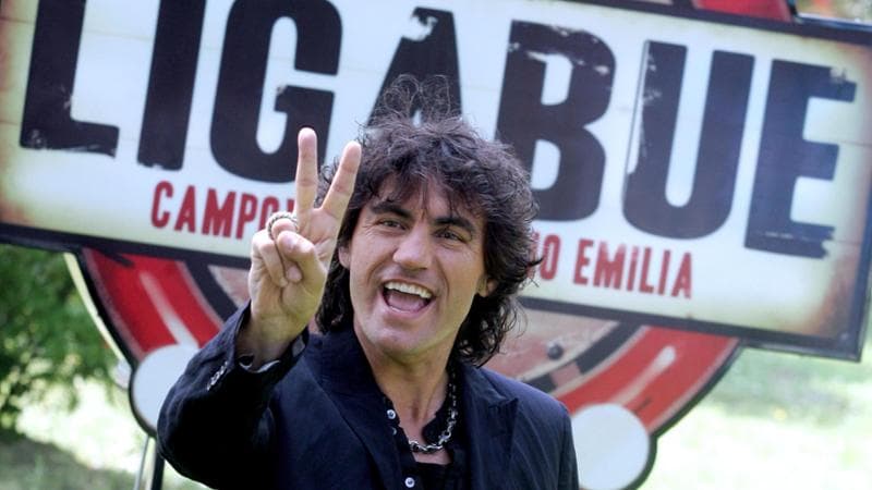 Ligabue, “Certe notti” compie 30 anni: fu l’inno di una generazione