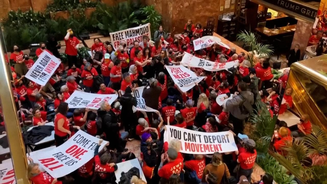 Protesta alla Trump Tower di New York contro l'arresto di uno studente e attivista filopalestinese