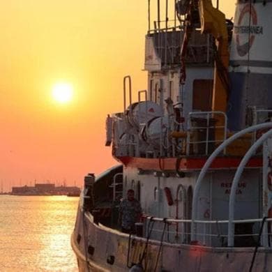 Spari contro la nave di Mediterranea, la procura di Roma apre un’inchiesta