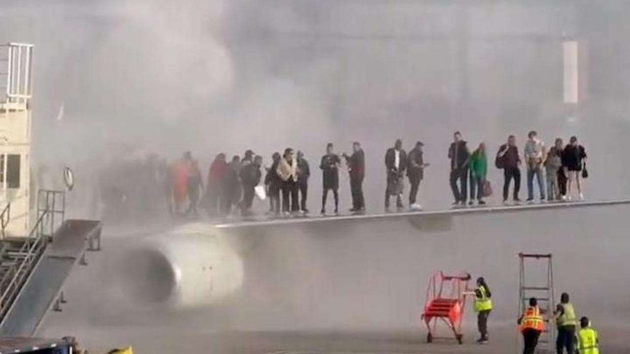 Denver, atterraggio di emergenza e incendio a bordo: i passeggeri sull'ala dell'aereo