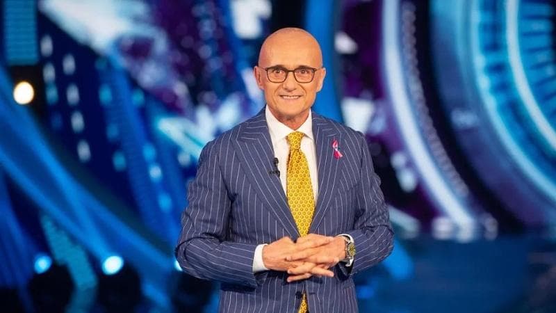 Grande Fratello, Signorini sul televoto sospetto: “A inquinare sono i social, io tornerei agli sms”