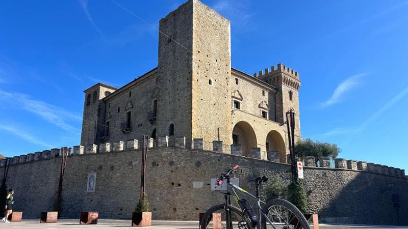 Il Castello di Crecchio lungo la Ciclabile della Linea Gustav | Foto di Paolo Ribichini