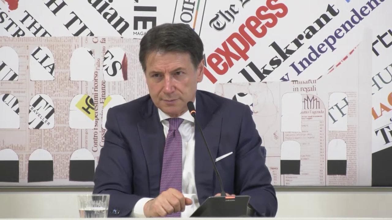 Le armi, la piazza, l'alternativa: l'apertura di Conte con critiche al Pd (non a Trump e Putin)
