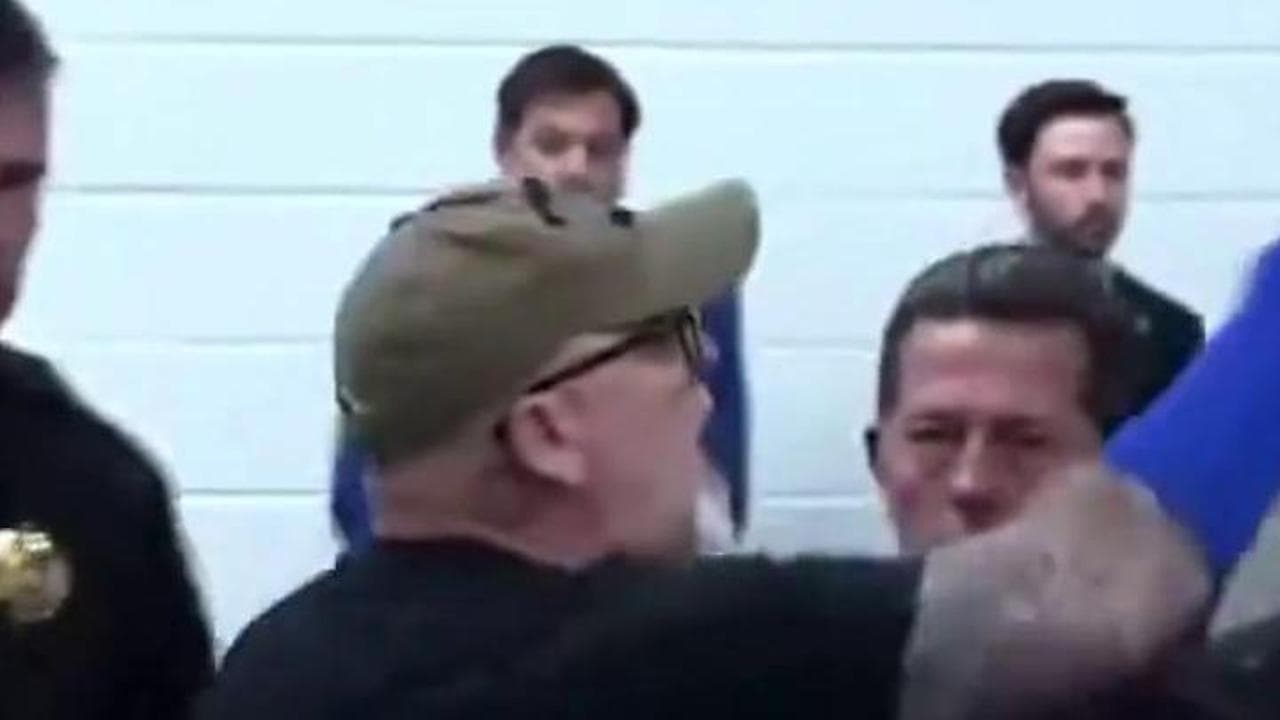 Usa, deputato repubblicano viene contestato da un veterano: il comizio viene interrotto