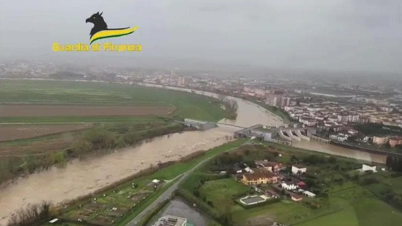 L'apertura del canale scolmatore dell'Arno a Pontedera in un'immagine aerea della Guardia di Finanza