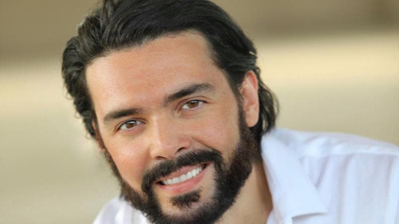 Luca Micheletti, da attore girovago a cantante: con la sua voce incanta New York