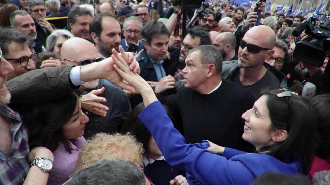 L'abbraccio della folla per Elly Schlein: "Vai avanti, segretaria, siamo tutti con te"