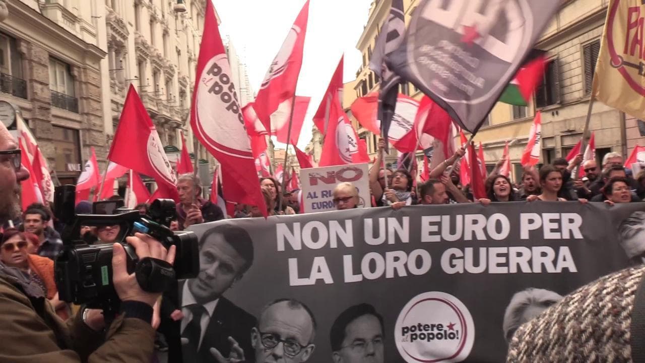 Contro manifestazione di Potere al Popolo, bruciate bandiere europee in Piazza Barberini