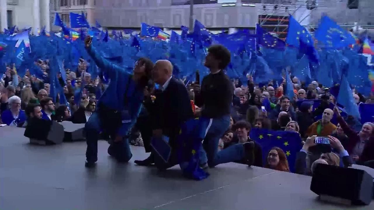 Una piazza per l'Europa, il selfie di Nicolazzi Bonati e Sansone con le bandiere al vento