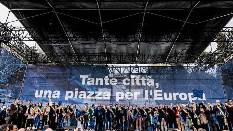 Roma, l’onda blu nella piazza 


dei cinquantamila 