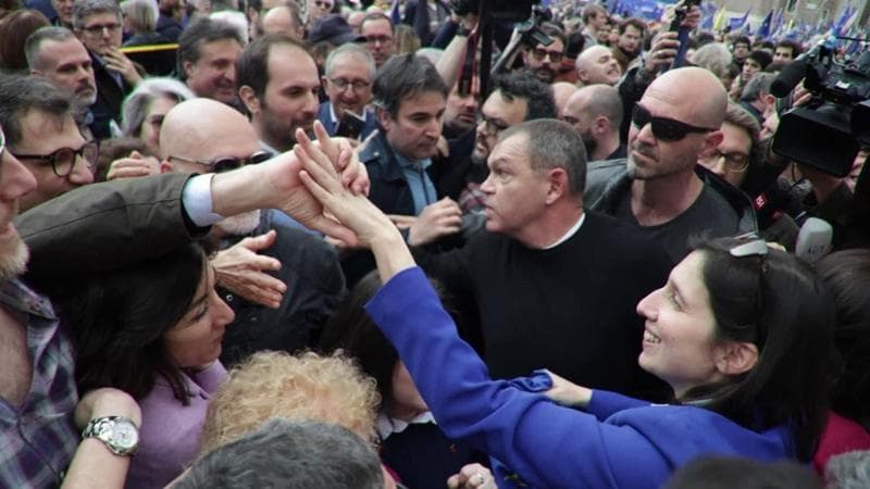 L'abbraccio della folla per Elly Schlein: "Vai avanti, segretaria, siamo tutti con te"