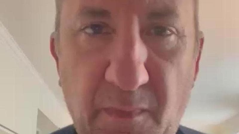 Antonio Albanese legge una poesia di Brecht: "Pace è non avere fame, freddo, paura"
