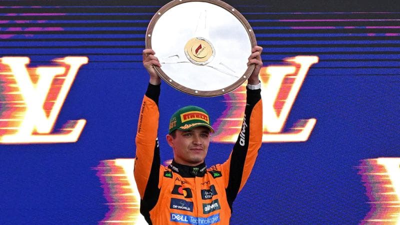 Norris festeggia sul podio