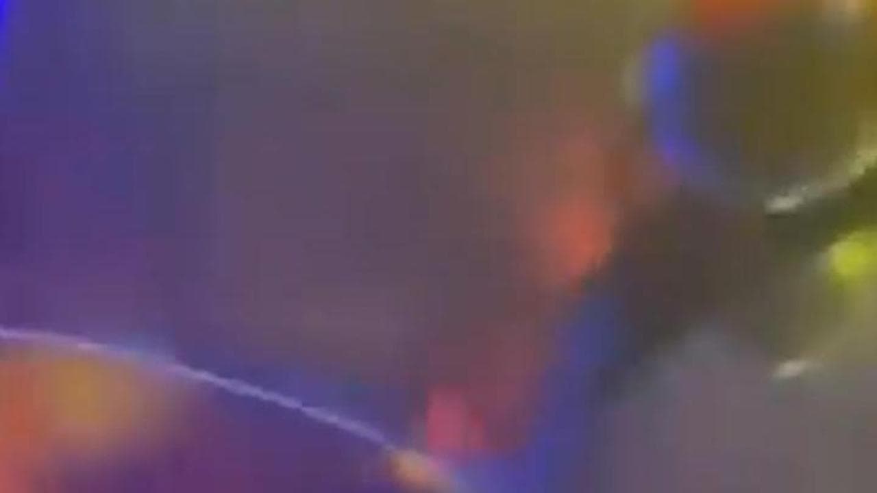 Macedonia del Nord, l’attimo in cui divampa l’incendio in discoteca: 1500 giovani in fuga