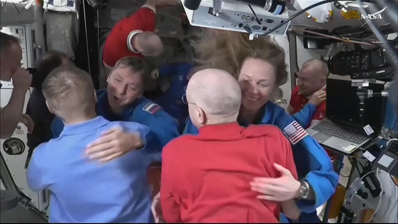 Abbracci a gravità zero, gli astronauti della Nasa accolgono la missione SpaceX sull'Iss