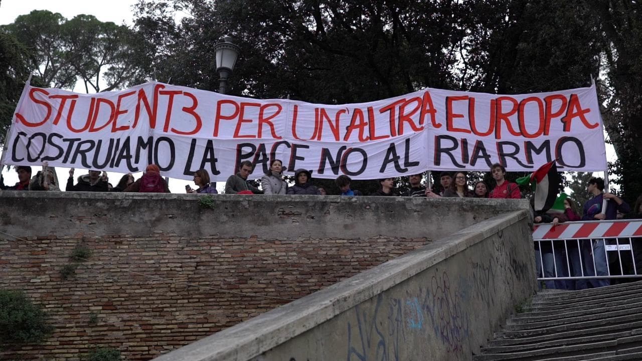 Roma, il maxi striscione degli studenti: "Non era una protesta, vogliamo solo un'Europa senza armi"