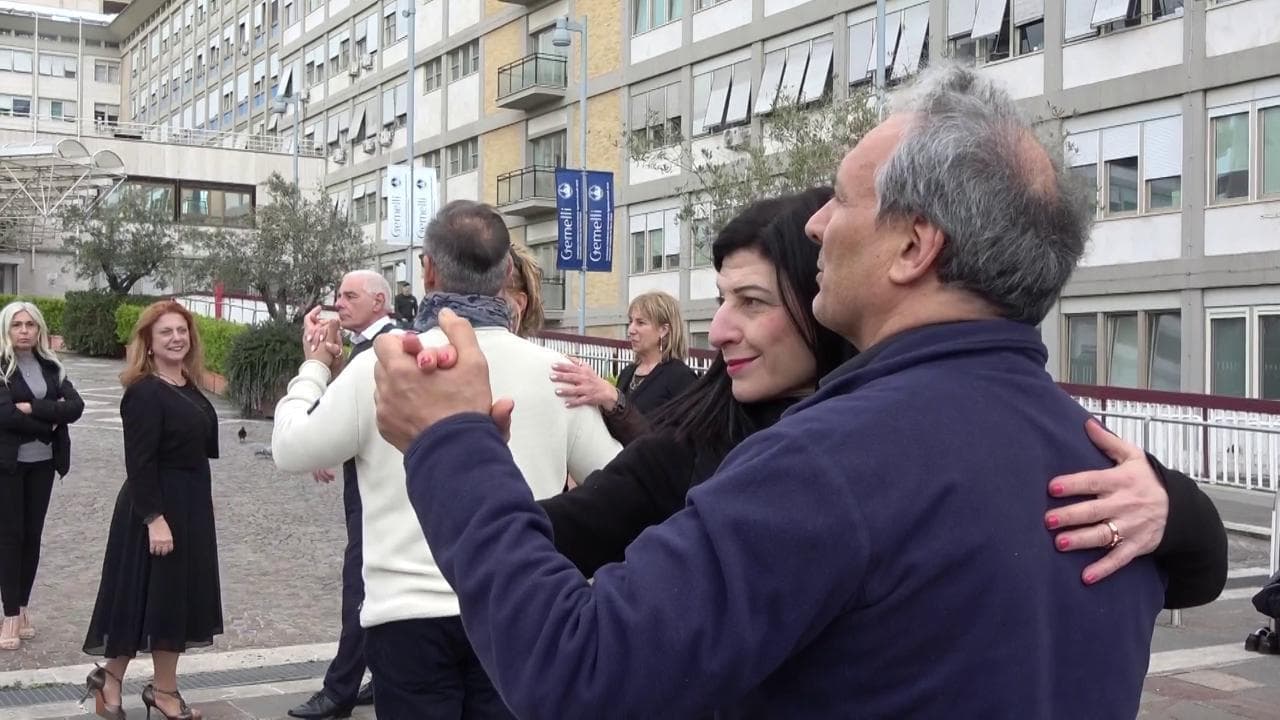 Un tango per il Papa, così i ballerini pregano davanti al Gemelli