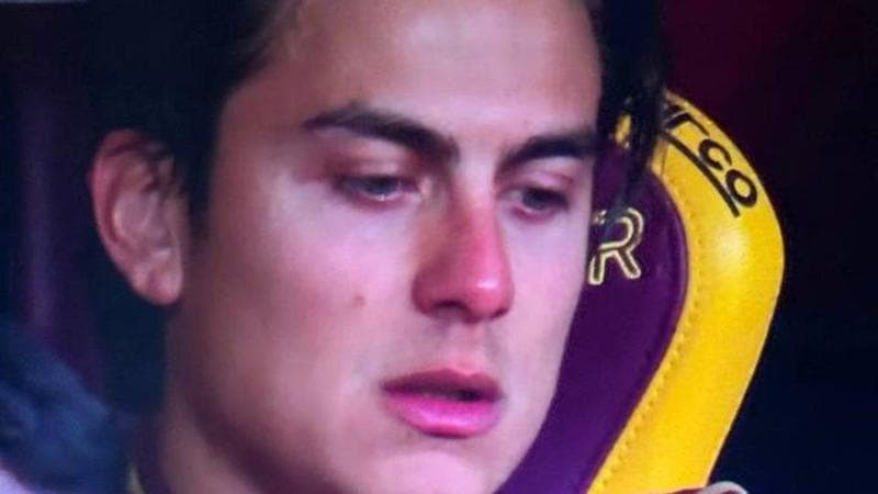 Paulo Dybala in lacrime dopo l'infortunio