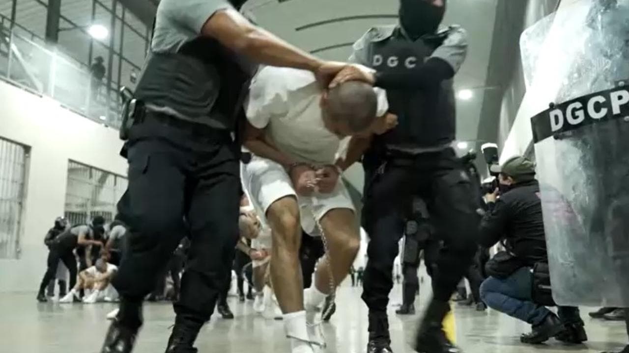 Trump deporta in Salvador 238 detenuti venezuelani: il video shock del trasferimento in carcere