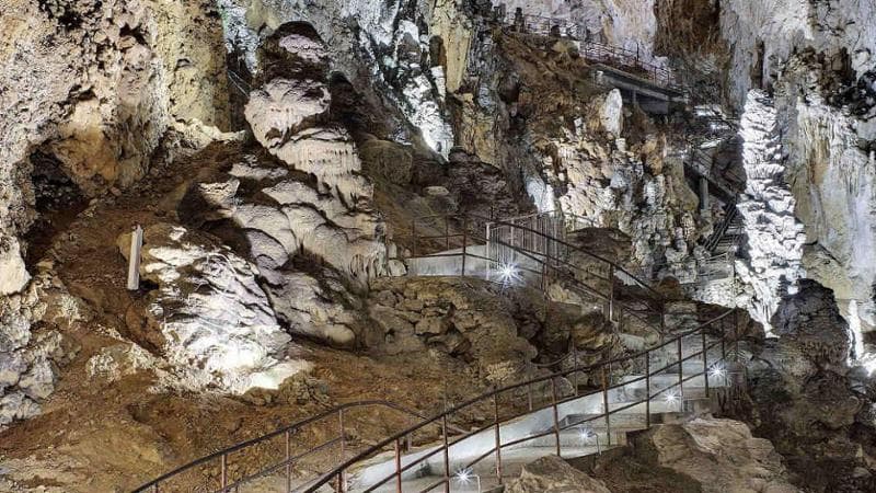 Cammino nella Grotta Gigante
