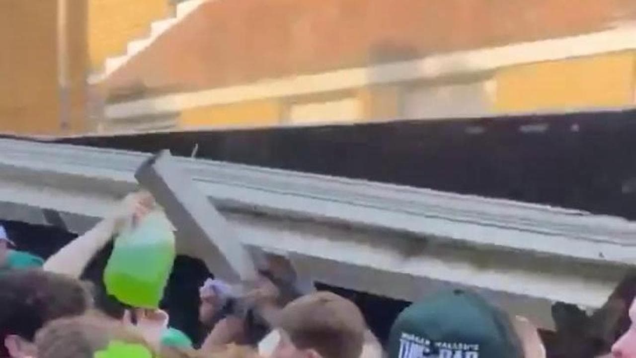 Crolla tetto durante festa di San Patrizio a Pittsburgh, precipitano decine di giovani: 16 feriti