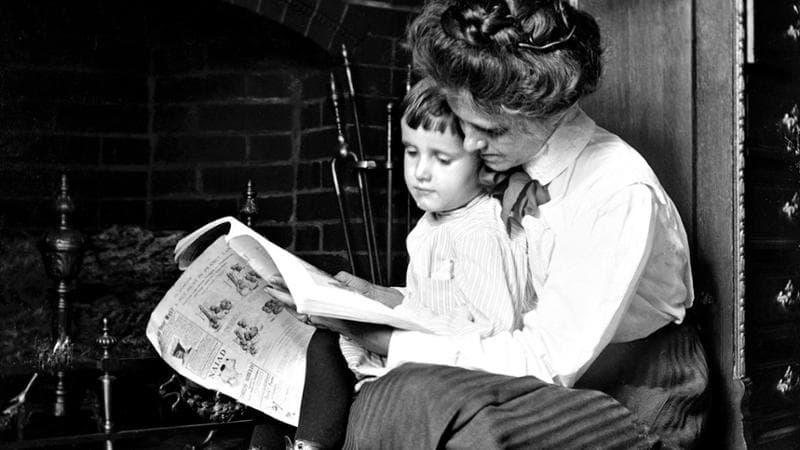 Madre e figlio leggono insieme in una foto nel 1890 circa
