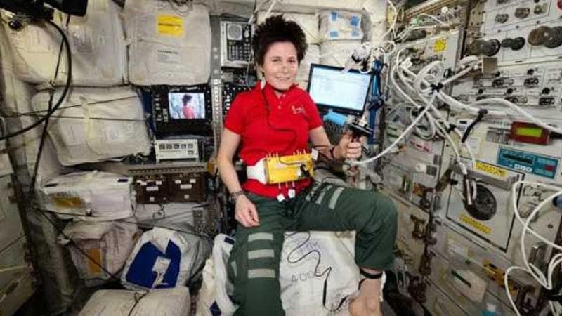 Samantha Cristoforetti con l'apparecchiatura di Drain Brain