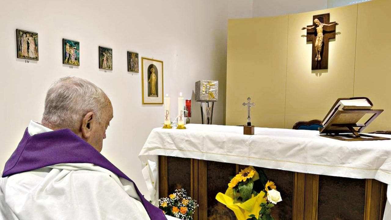 Papa Francesco in una foto, la prima da quando &egrave; stato ricoverato al Gemelli
