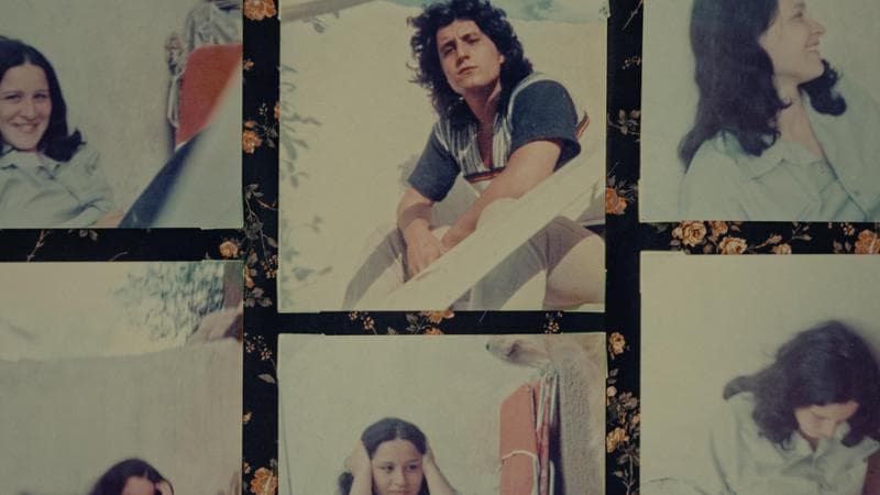Le immagini del servizio sono state realizzate per il film Pino dal visual artist John Cruel con foto e altri oggetti dall’archivio di Pino Daniele. La ragazza a sinistra è Dorina Giangrande, prima moglie dell’artista
