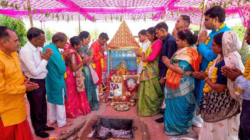 Nel villaggio natale di Williams, Jhulasan in India, si prega per il suo ritorno