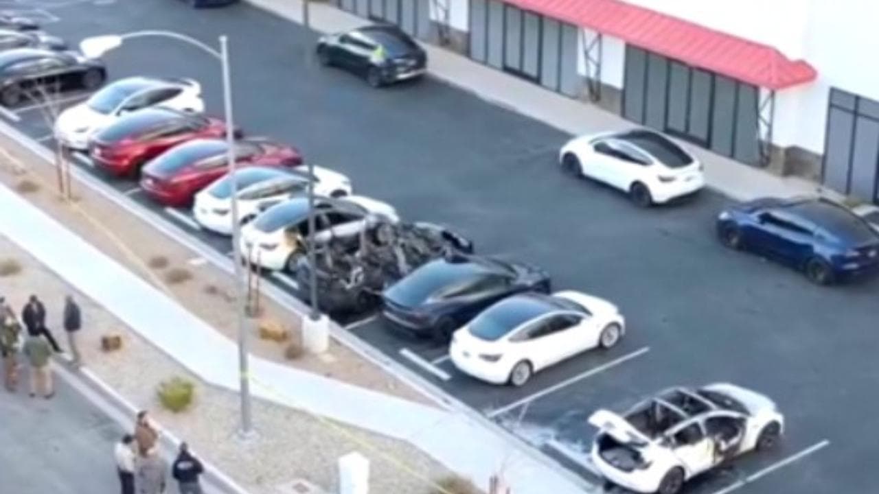 Las Vegas, Tesla bruciate e danneggiate in una concessionaria. Trump: "E' terrorismo"