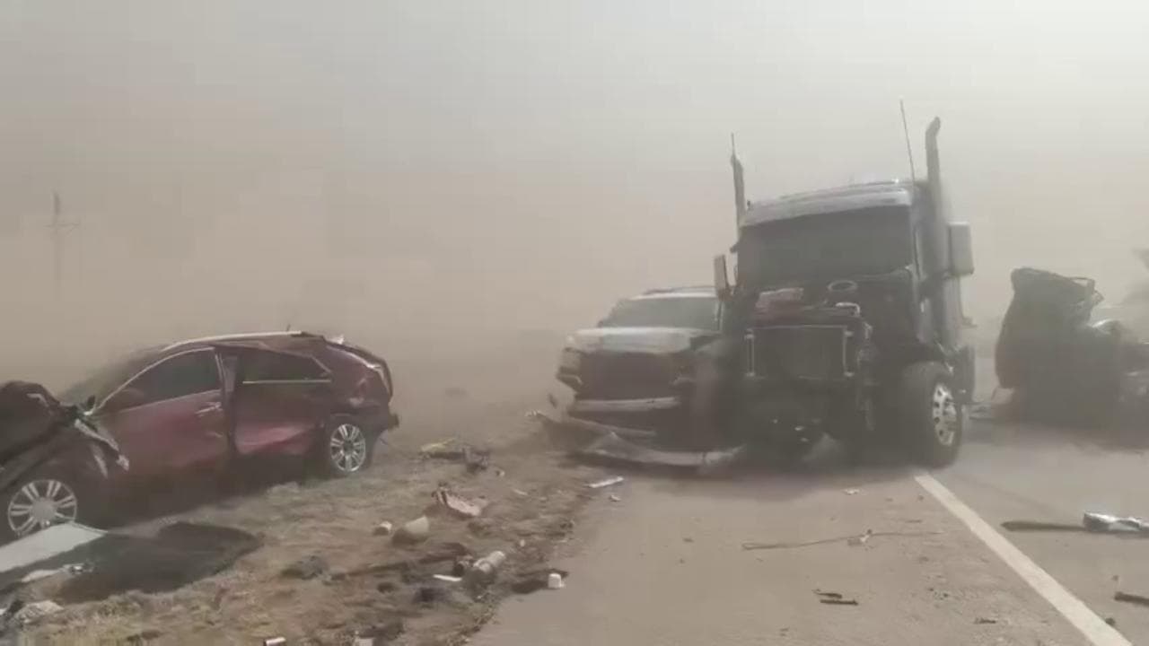 Texas, mega-tamponamento per tempesta di polvere: decine tra auto e tir coinvolti. Le immagini