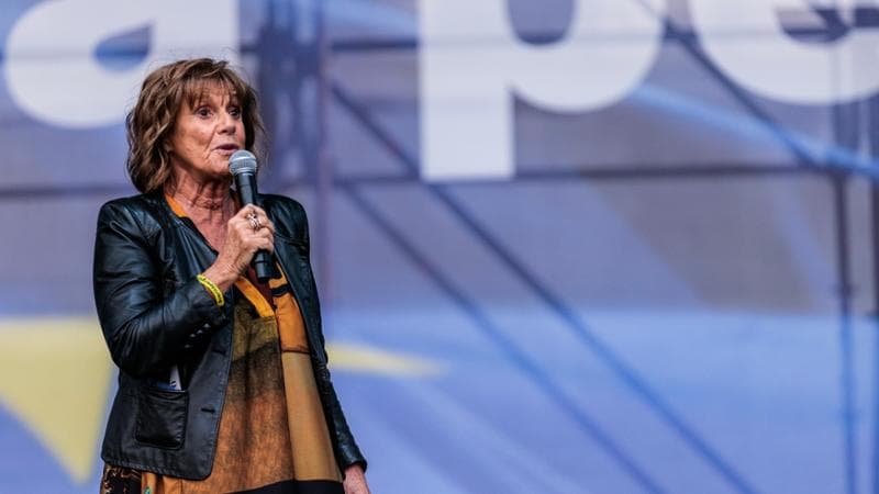 Dai girotondi alla piazza per l’Europa: “Non perdiamoci di vista”