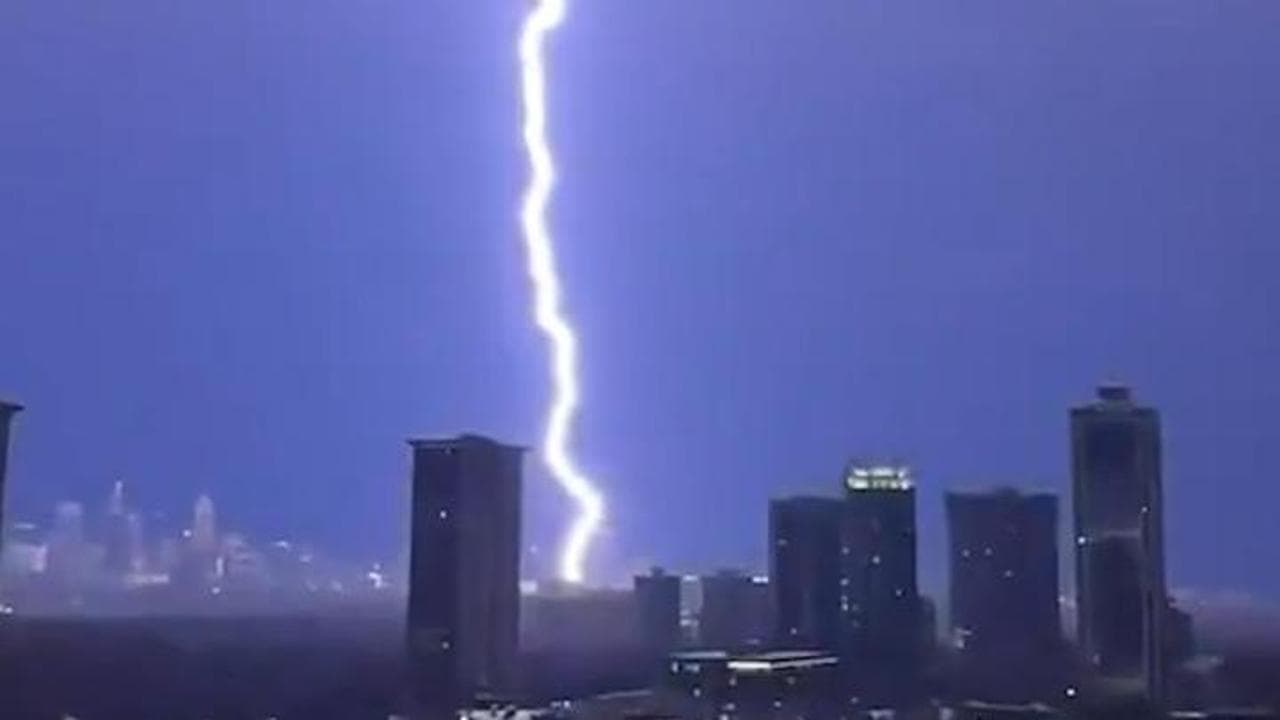 Gigantesco fulmine illumina il cielo di Atlanta: la suggestiva ripresa durante una tempesta notturna