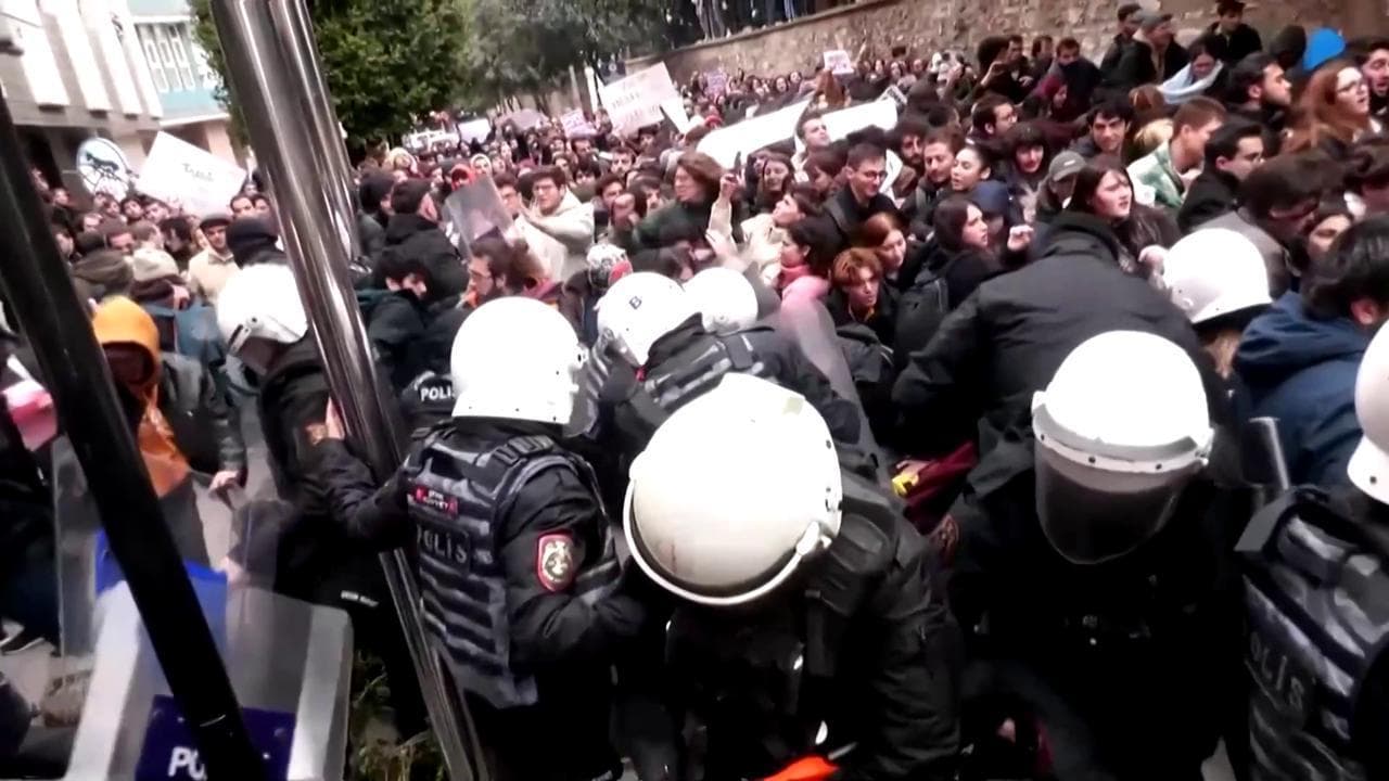 Istanbul, scontri tra studenti e polizia durante la protesta per l'arresto del sindaco